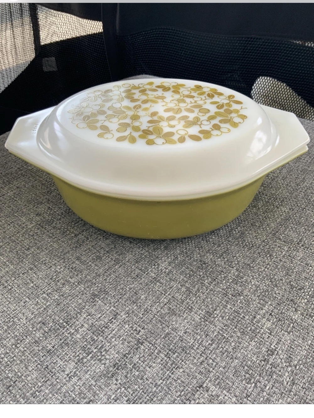 Vintage Pyrex  Olive Green Floral Divided 1 1/2 Qt Oval Casserole Dish w/ Lid